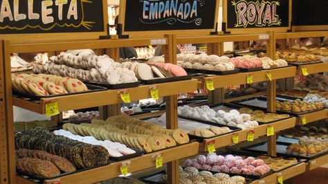 panaderia soriana | Panaderia Mexicana Mexican Bakery Design, Mexican Panaderia, Colombian Bakery, Pink Conchas Pan Dulce, Mexican Bakery, Chocolate Stores, Bakery Shop Design, Bakery Shop, Decor Project