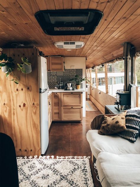 Bus Remodel, Gym House, School Bus Tiny House, Camper Vintage, School Bus Camper, School Bus House, Converted Bus, Bus Interior, Tiny House Talk