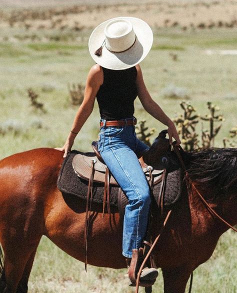 Summer Ranch Outfits, Mountain Cowgirl Outfits, Ranching Outfits, Farm Day Outfit, Montana Summer Outfits, Classy Western Outfits, Ranch Outfits For Women, Ranch Photoshoot, Western Chic Outfits