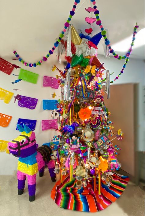 Christmas In Mexico Decorations, Christmas Mexican Theme, Christmas Tree Funny, Fiesta Theme Christmas Tree, Mexican Christmas Party, Sombrero Christmas Tree, Mexican Theme Christmas Tree, Mexican Christmas Tree, Mexican Christmas Tree Topper