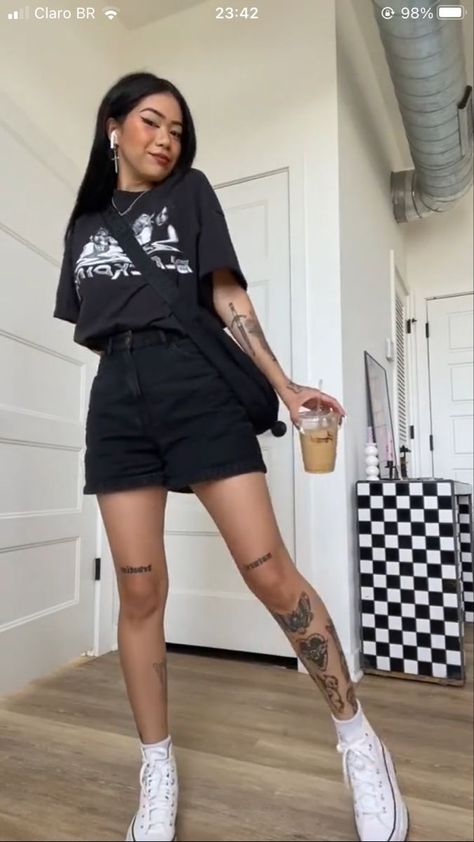 Edgy Aesthetic Tattoo, Meal Prep Dinner Ideas Vegetarian, Summer Outfits With Tattoos, Cute Outfits Summer Midsize, Tattoo Outfit Ideas, Edgy Athletic Outfits, Sneaker Going Out Outfit, Baggy Gym Shorts Outfit, California Aesthetic Outfit Summer