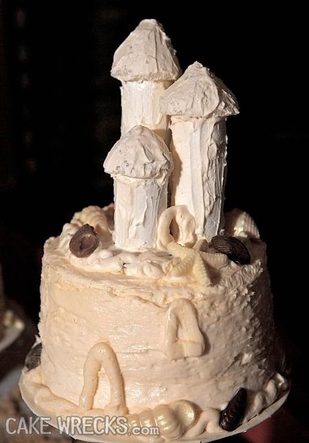 Supposed to be a sand castle cake?? Pastel, Wedding Cake Fails, Wedding Cake Disasters, Cakes Gone Wrong, Tacky Wedding, Bad Cakes, Ugly Cakes, Cake Fails, Funny Wedding Cakes