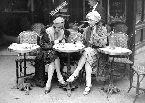 24 Vintage Pictures Of Paris Life In The 1920s | Two Parisian women enjoy an afternoon cup of coffee, circa 1925. Anita Berber, Paris 1920s, Martin Munkacsi, Vintage Foto's, Parisian Women, Parisian Cafe, Kiki De Montparnasse, Paris Vintage, Paris Pictures