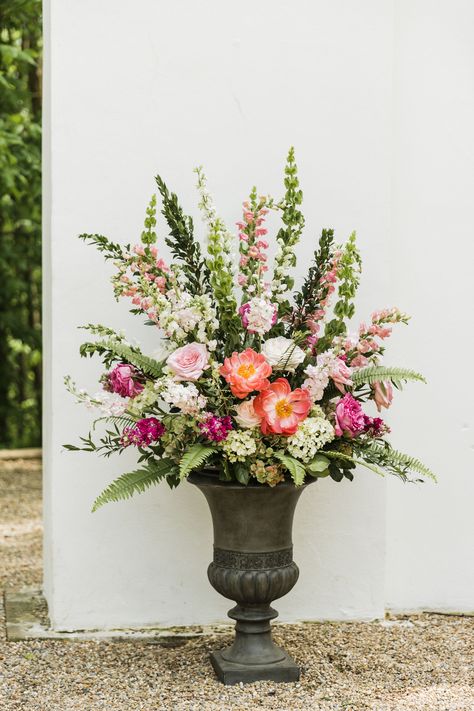 Wedding Floral Urn Flower Urns Wedding, Floral Urns Wedding, Flowers In Urns, Ny Party, Chicago Flowers, Flower Arches, Constance Spry, Ceremony Decorations Outdoor, Ideas Matrimonio