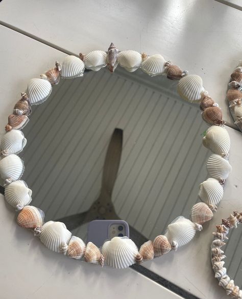 Sea Shell Decor For Bedroom, She’ll Mirror Diy, Things To Make Out Of Shells, Things To Do With Shells, Cute Stuff For Your Room, Mirror With Shells, Decorating Mirrors, Mirror Decoration Ideas, Seashell Mirrors