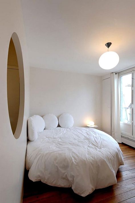 White bedroom Parisian Chic Bedroom, Circle Bed, Bed In Corner, Round Beds, Chic Bedroom, Room Inspiration Bedroom, Room Ideas Bedroom, Dream Rooms, My New Room