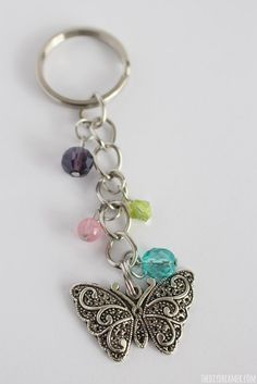 Beautiful Handmade Butterfly Beaded Keychain! This simple project makes a great personalized gift! Beaded Key Chains, Diy Papillon, Purse Charms Diy, Anting Manik, Butterfly Keychain, Beaded Butterfly, Keychain Craft, Handmade Butterfly, Diy Butterfly