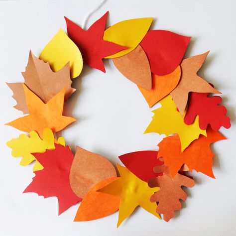 Paper Leaf Wreath, Fall Leaf Wreath, Fall Paper Crafts, Autumn Leaves Craft, Fall Leaf Wreaths, Construction Paper Crafts, Fun Craft Ideas, Fall Arts And Crafts, Toddler Arts And Crafts