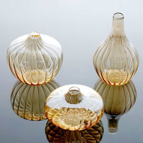 Flower Bud Vases, Round Glass Vase, Vases Vintage, Decorative Set, Glass Flower Vases, Candle Displays, Cylinder Vase, Metal Vase, Ribbed Glass