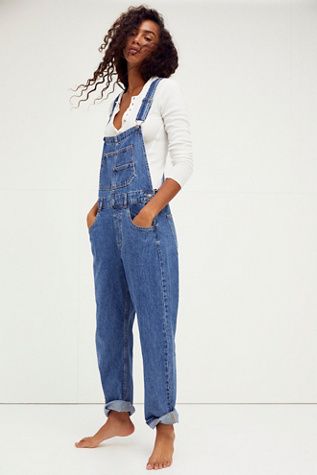 Ziggy Denim Overalls | Free People Slouchy Overalls Outfit, Women Overalls Outfits, Womens Overalls Outfits, Styling Overalls, Overalls Outfits, Overall Style, Vintage Overalls, Look Jean, Overall Outfit