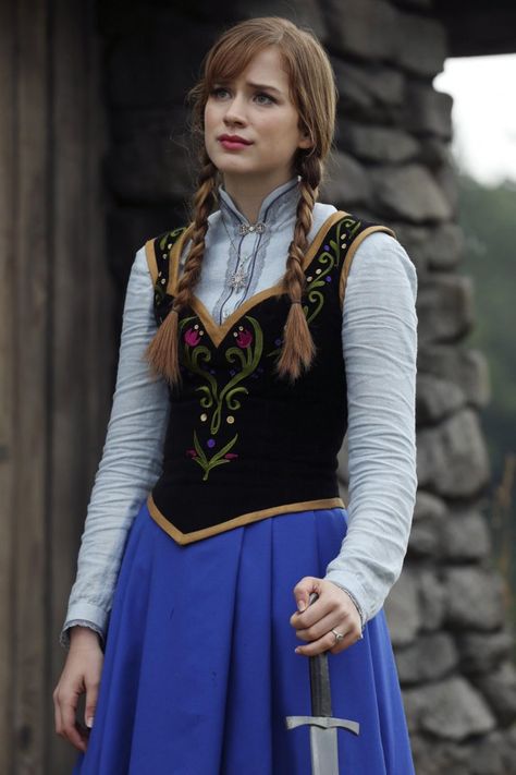 Pin for Later: 22 Outfits From Once Upon a Time That Would Make Great Halloween Costumes Anna The Signature Piece: A bright blue skirt. Ouat Family Tree, Elizabeth Lail, Frozen Costume, Princess Anna, Anna Frozen, Halloween Disfraces, Bloopers, Cosplay Ideas, Look At You