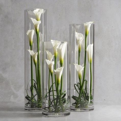 Lily Centerpieces, Sofa Makeover, Exterior Christmas, Church Flower Arrangements, Creative Flower Arrangements, Flower Vase Arrangements, Flower Arrangements Simple, Modern Flower Arrangements, Christmas Potpourri