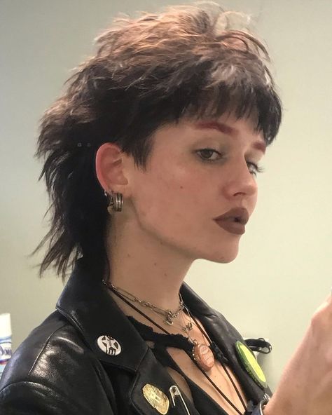 Short Deathhawk, Punk Hair Women, Alt Mullet, Goth Mullet, 80s Mullet, Punk Mode, Punk Rock Hair, Mullet Hair, Waves Haircut