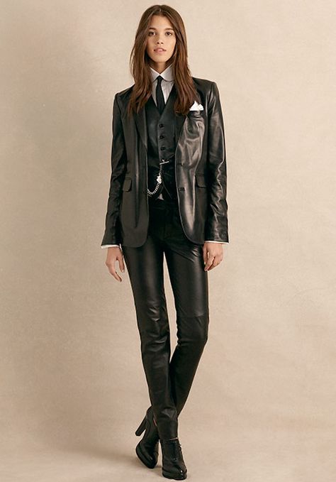 English Outfit, Leather Outfits Women, Women Wearing Ties, Leather Suit, Leather Outfit, Suit Fashion, Leather Jackets Women, Suit And Tie, Leather Fashion