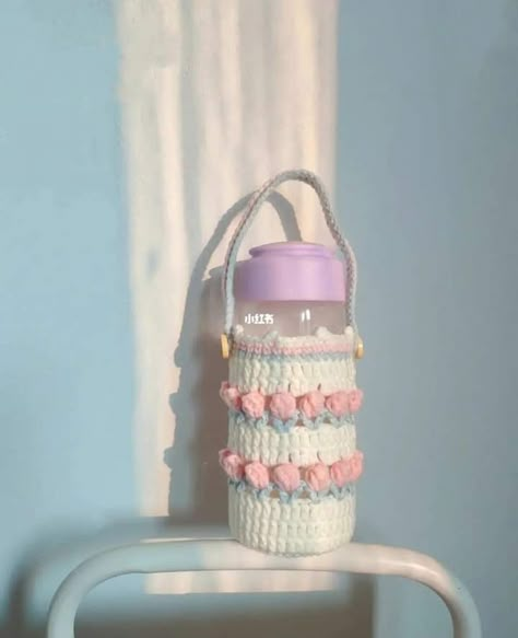 Crochet Water Bottle, Crochet Water Bottle Holder, Crochet Case, Kawaii Crochet, Crochet Fashion Patterns, Fun Crochet Projects, Shawl Crochet Pattern, Designs Patterns, Bottle Cover