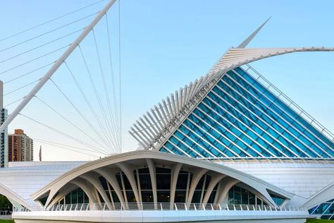 Milwaukee Art Museum | Architecture Santiago Calatrava, Santiago, Museum Architecture, Art Museum Architecture, Milwaukee Art Museum, Milwaukee Art, Architecture Landmark, Veterans Memorial, Design Museum