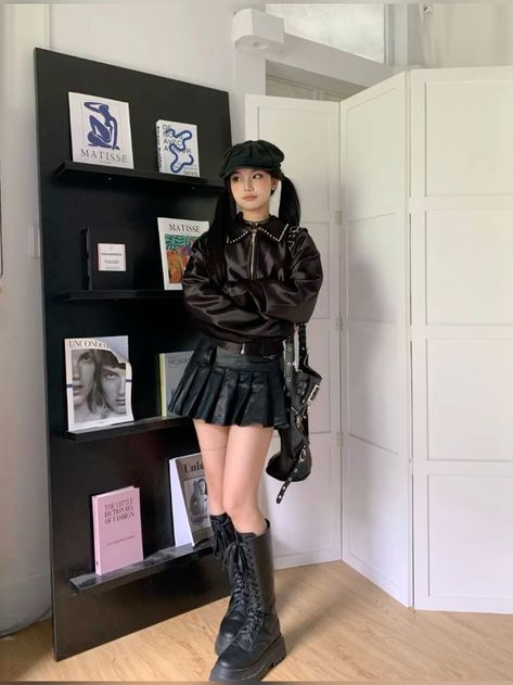 Mini Skirt Outfit Y2k Grunge, Uni Fall Outfits, Mini Skirt Leather Jacket, Y2k Skirt Outfit, Korea Winter Fashion, Boots Emo, Concert Outfit Aesthetic, Weird Outfits, Mini Black Skirt