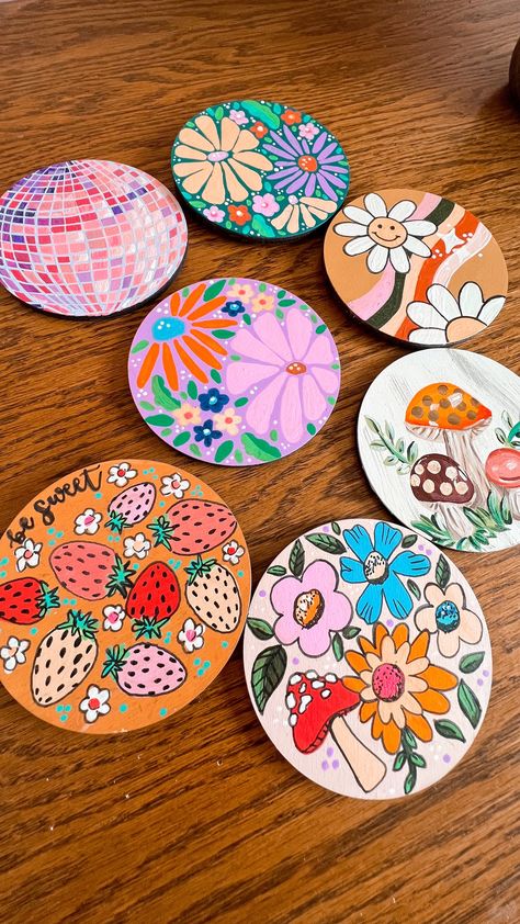 Cute Coasters Painting, Wooden Circle Painting, Magnet Canvas Painting Ideas, Painted Magnets Ideas, Canvas Magnets Painted, Painted Fridge Magnets, Magnet Painting Ideas, Wooden Circle Painting Ideas, Wooden Coaster Painting Ideas