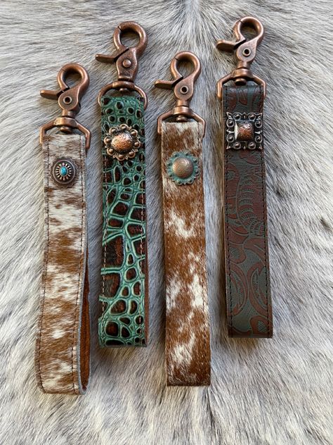 Diy Western Keychain, Craft With Leather Scraps, Cowhide Accessories, Cowhide Scrap Crafts, Cow Hide Crafts, Cowhide Projects, Cowhide Crafts, Leather Scrap Projects, Leather Scraps Ideas