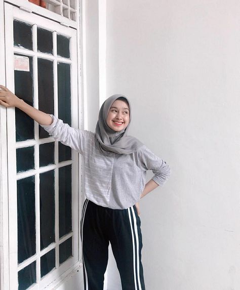 Outfit Olahraga Hijab Training, Style Olahraga Hijab, Ootd Sporty Hijab, Outfit Jogging Hijab, Sporty Hijab Outfit, Ootd Jogging, Gym Hijab, Hijab Sport Outfit, Ootd Sporty