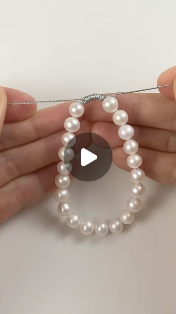 Hand Bracelet Making Tutorial, How To Make Pearl Bracelet, Diy Bracelets Tutorials Beads, How To Make Bracelets, Hair Bow Tutorial, Bead Crochet Patterns, Pearls Diy, Jewerly Making, Jewelry Knots