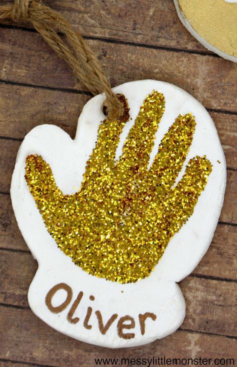 Handmade Christmas Ornaments Handprint, Clay Hand Print Ornaments, Christmas Handprint Gifts, Baby Diy Ornaments, Handprint Christmas Crafts For Kids, Baby Handprint Ornament, Clay Handprint, Baby Christmas Crafts, Handprint Ornaments