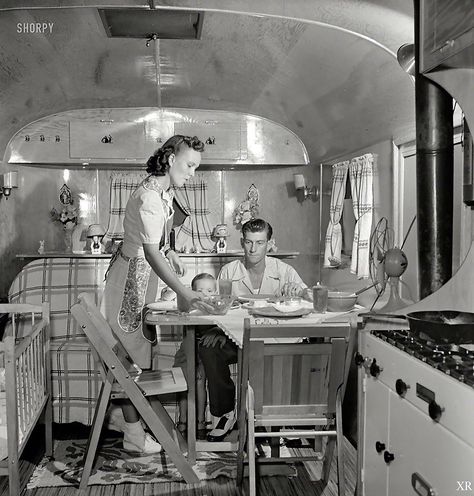 Shorpy Historical Photos, Vintage Housewife, Regal Design, Trailer Home, Vintage Travel Trailers, Vintage Versace, Vintage Trailer, Vintage Camping, Vintage Trailers