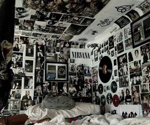 malia's room walls are filled with everything, from band posters to pressed flowers. her room is so unique and beautiful just like her! Punk Rock Bedroom, Fotografia Grunge, Sala Grunge, Rock Bedroom, Grunge Room Ideas, Emo Room, Punk Room, Room Grunge, Rock Room