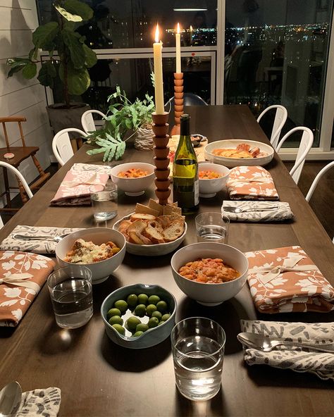 winter survival idea: soup group Night Out Ideas Friends, Essen, Soup Table Setting, Soup Night Party, Friends Gathering Ideas, Soup Dinner Party, Dinner Table Aesthetic, Friend Get Together, Dinner Party Casual