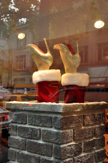 Christmas Maniquin Ideas, Boots Decor, Christmas Store Decor Ideas, Window Displays Christmas, Winter Shop Window Display, Christmas Decor Shop, Retail Christmas Decor, Boutique Christmas Window Display, Store Christmas Decorations