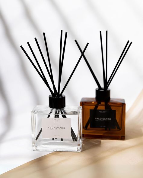 Looking to fill your home with a long-lasting, natural fragrance? Reed diffusers are the answer you’ve been searching for! These simple, elegant devices use the power of diffusion to gently release essential oils into the air, creating a cozy, inviting ambiance that lasts for weeks on end. #cheluxboutique #diffusers #home #fragrance #homefragrance #luxury #scent #aroma #homedecor #decorate Oil Reed Diffuser, Diffuser Bottle, Reed Diffusers, Natural Fragrances, Simple Elegant, Reed Diffuser, Home Fragrances, Home Fragrance, Essential Oils