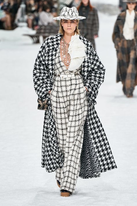 Chanel Fall 2019 Ready-to-Wear Fashion Show Collection: See the complete Chanel Fall 2019 Ready-to-Wear collection. Look 1 Yeezy Fashion Show, Off White Fashion Show, 90s Fashion Show, Fashion Show Party, Fashion Show Invitation, Style Année 90, Celine Fashion, Outfit Elegantes, Fashion Show Dresses