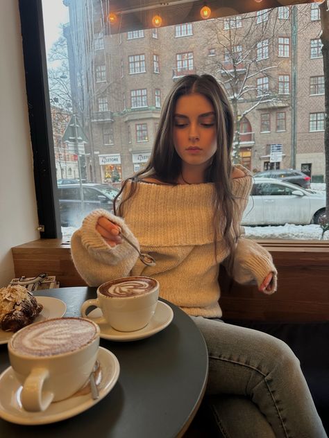 Poses At Coffee Shop, Winter Coffee Outfit, Going For Coffee Outfit, Coffee Date Winter Outfit, Cafe Date Outfit Winter, Cozy Picture Ideas, Coffe Pic Ideas, Coffee Shop Insta Pics, Coffee Pic Ideas