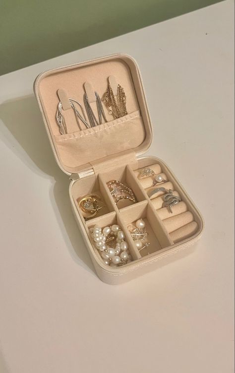 Joyeros Aesthetic, Jewerly Boxes Aesthetic, Jewellery Box Aesthetic, Jewelry Box Aesthetic, Jewelry Organizer Aesthetic, Lovisa Jewellery, Jewerly Organizer, Aesthetic Rings, Ring Organizer