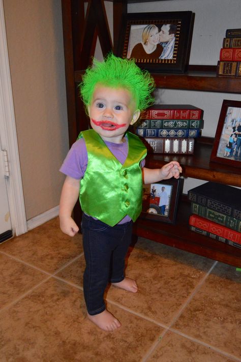 Hoop Hangout - Halloween Costume - Batman Villain - cosplay kid - DIY Baby Costume - DIY Toddler Costume - Joker Costume - Green Hair - Purple Shirt - Green Vest - Red Lips Funny Toddler Costumes, Diy Toddler Costume, Batman Villain Costumes, Diy Joker Costume, Costume Joker, Baby Joker, Villain Cosplay, Diy Baby Costumes, Batman Villain