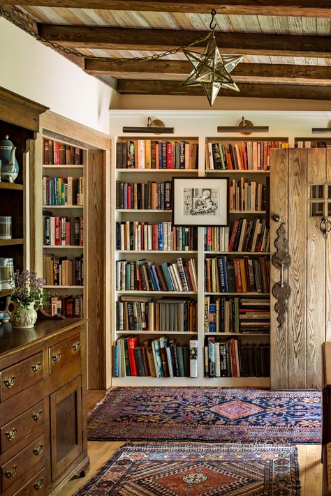 New England Interior, Rustic Entry, Modern Home Accessories, Beautiful Bookshelf, New England Home, Bookcase Styling, Camp Style, New England Homes, Home Libraries