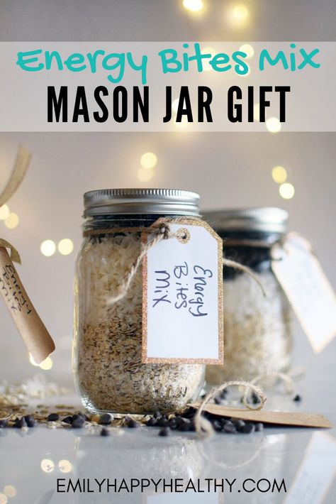 I use my copy cat freshii energy bites recipe to make a vegan friendly DIY mason jar food gift. Easy DIY christmas or holiday gift for friends, teachers or coworkers. Sustainable gift option that uses little waste. Mason Jar Food, Vegan Food Gifts, Jar Food Gifts, Energy Bites Recipe, Mason Jar Gifts Diy, Mason Jar Gift, Jar Food, Energy Bites Recipes, Diy Food Gifts