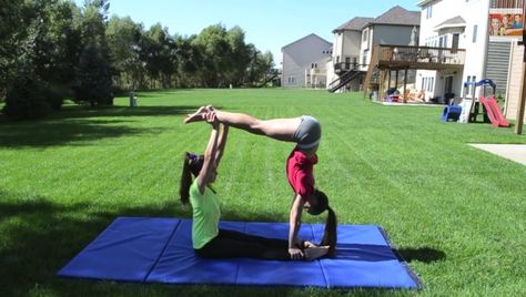 Love this easy acro stunt Stunt Ideas, Gymnastics Stunts, 2 Person Stunts, Two People Yoga Poses, Acro Yoga Poses, Partner Yoga Poses, Gymnastics Tricks, Yoga Poses For Two, Yoga Poses For Men