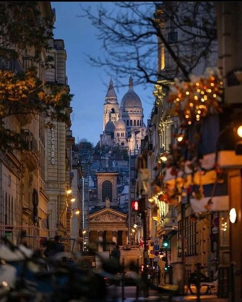 Les Frenchies - Paris Travel Tips | Magnifique 😍 Montmartre,Paris 🇫🇷 | Facebook Paris Night Aesthetic, Place Du Tertre, Paris Travel Tips, Montmartre Paris, Parisian Life, Paris Aesthetic, Paris At Night, Paris Love, Night View