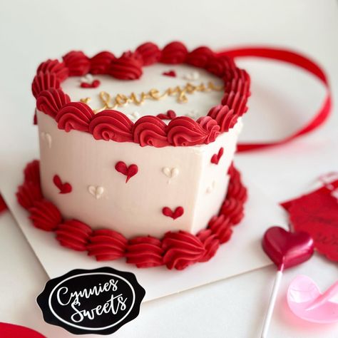 Birthday Valentine Cake, Valentine Small Cake, Valentines Day Small Cakes, Birthday Cake Valentines Day, Mini Cakes For Valentines Day, Cake For Valentines Day Ideas, Valentines Cake For Boyfriend, Small Heart Cakes Valentines Day, Valentine Cake Box Ideas