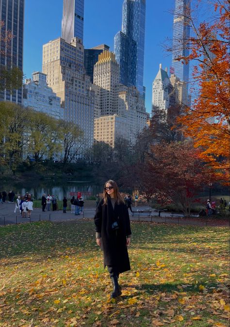 Central Park Poses, Nyc Fall Photoshoot, Nyc Ig Story, Central Park Photoshoot Fall, Nyc Aesthetic Photos, New York Aesthetic Photoshoot, Manhattan Picture Ideas, Time Square Photo Ideas, Central Park Instagram Pics