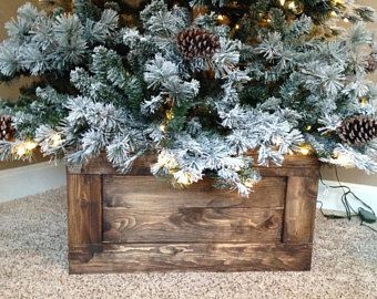 DIY Scrap Wood Crate Christmas Tree Stand via TheKimSixFix.com Farmhouse Christmas Tree Stands, Diy Wood Christmas Tree, Folding Tree, Best Christmas Tree Stand, Christmas Tree Box Stand, Farmhouse Tree, Navidad Natural, Christmas Tree Base, Christmas Tree Box