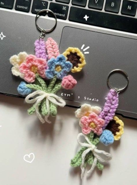 Crochet Bobby Pins, Keychain Aesthetic Crochet, Crochet Keychain Ideas Gifts, Tejer Aesthetic, Cute Crochet Keychain Ideas, Crochet Keychain Aesthetic, Amigurumi Aesthetic, Crochet Flower Keychain, Crochet Fairy