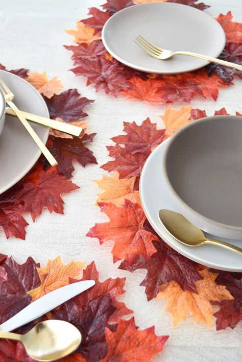 DIY Thanksgiving Leaf Placemats • If you're hosting anything from a full Thanksgiving or a Friendsgiving this year, and have one hour to spare, these easy DIY Thanksgiving  Leaf Placemats a Placemats Thanksgiving, Leaf Placemats, Easy Diy Thanksgiving, Fall Leaf Decor, Thanksgiving Leaves, Leaf Craft, Autumn Leaves Craft, Thanksgiving Placemats, Diy Placemats