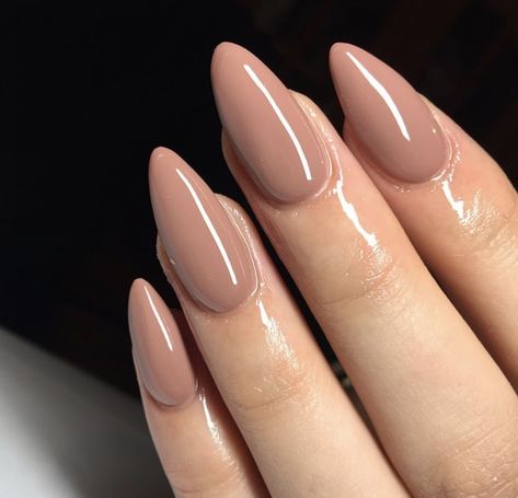 Light Brown Nails Almond Shape, Brown Nail Almond, Light Brown Nails Almond, Current Nail Trends 2023 Almond, Dark Beige Nails, Light Brown Almond Nails, Beige Almond Nails, Capuchino Color, Solid Color Almond Nails