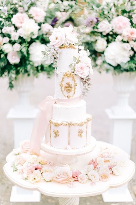 House Garden Wedding, Luxury Wedding Cake Design, Gold And White Cake, Photoshoot Set, Gold Wedding Cakes, Geode Cake Wedding, Metallic Wedding Cakes, Bridgerton Wedding, Unicorn Wedding