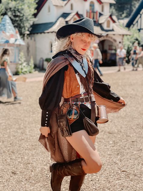 Fantasy Cowboy Outfit, Knight Aesthetic Outfit, Amtgard Garb, Cowboy Knight, Renfaire Outfits, Rein Fair, Renfaire Outfit, Fantasy Core, Knight Aesthetic