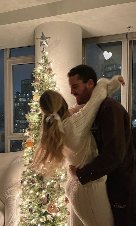 Couples Photo Christmas Tree, Couples Poses Christmas Tree, Christmas Pictures Boyfriends, Christmas Photo With Boyfriend, Photoshoot With Christmas Tree, Christmas Day Couple Pictures, Couple Poses New Year, Couple Photo Christmas Tree, Couple Photos Christmas Tree