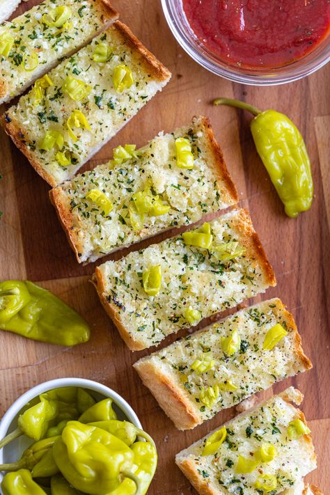 Peperoncini Garlic Bread comes together in jsut about 5 minutes and is such a fun twist on the classic recipe! Appertiser Ideas, Garlic Breads, Vegan Garlic Bread, Yeast Bread Rolls, Savory Breads, Pepperocini Recipes, Bake Bread, Garlic Bread Recipe, Bread Food