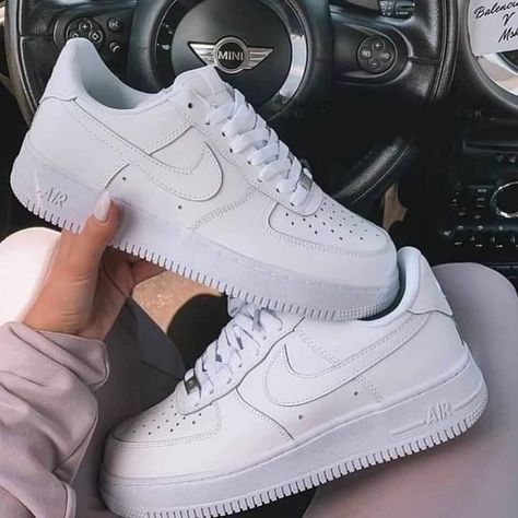 Nike Shoes Outfits For Women, Yeezy Streetwear, White Blazers, Sneakers Outfit Summer, Supreme Hoodie, Urban Shoes, Nike Fashion Shoes, White Tennis Shoes, Nike Shoes Outfits